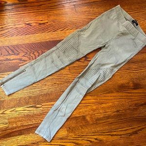 Skinny stretch fit capris in olive